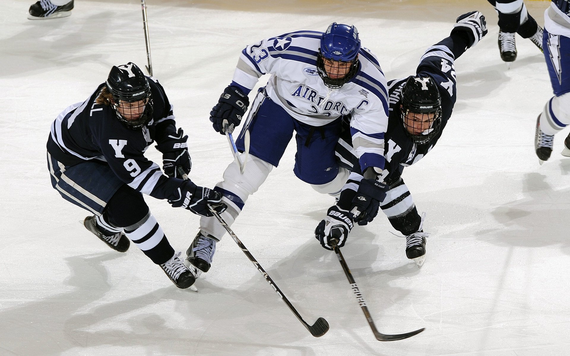 战术应变速度快面对变化迅速调整确保比赛节奏维持在优势端，战术的应用过程较量是战术的理论知识的掌握
